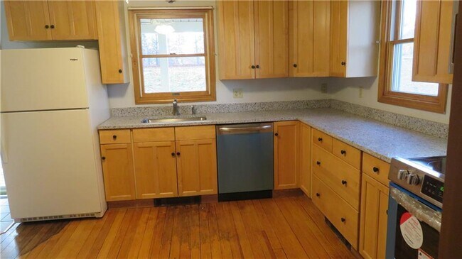 Building Photo - 30 Lakeview Dr