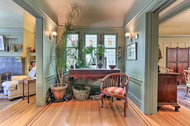 Building Photo - 233 Ashbury St