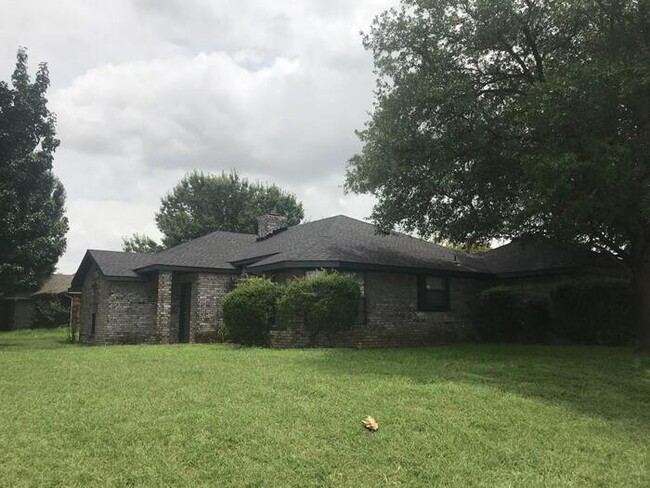 Building Photo - 4 bedroom! Corner lot, Desoto isd !