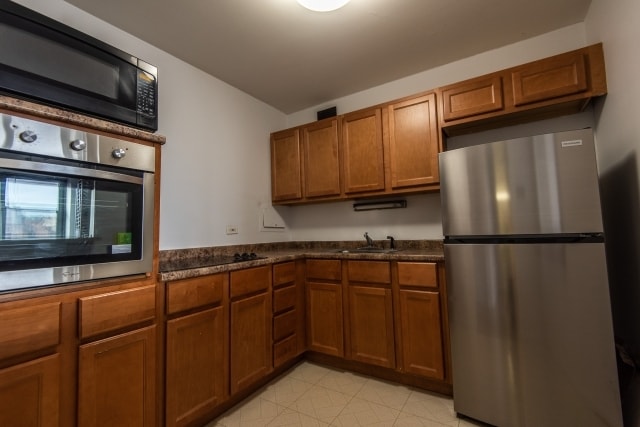 Building Photo - 555 W Cornelia Ave