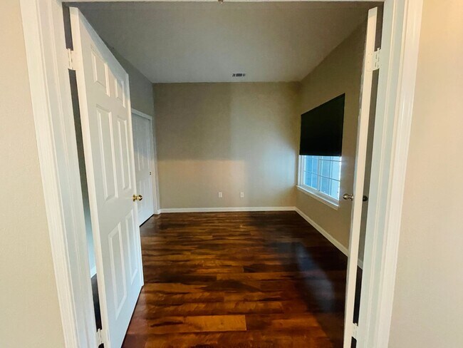 Building Photo - MAJOR PRICE DROP Luxurious 4Bed, 3Bath w/l...