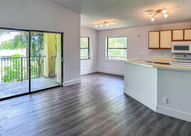Building Photo - 9999 Summerbreeze Dr