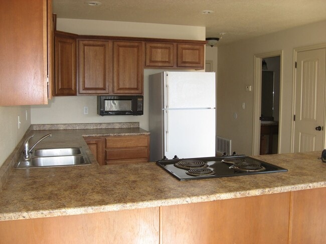 Building Photo - Charming Corner Lot Duplex with Garage & B...