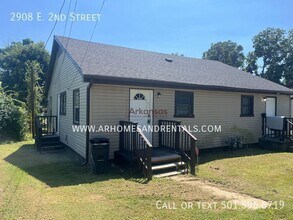 Building Photo - 2908 E 2nd St