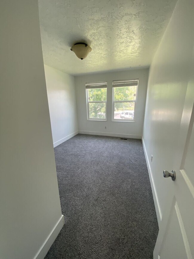 Foto del edificio - Now Leasing! 3 Weeks Free | 4 Bed, 1.5 Bat...