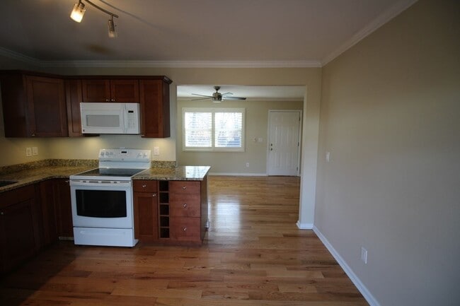 Building Photo - West AVL - Great apartment close to all th...