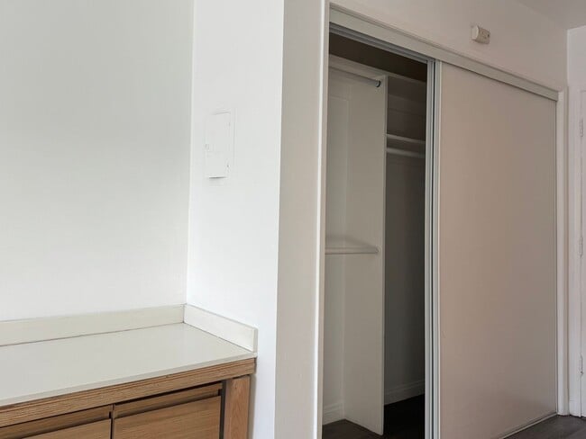 Building Photo - Remodeled Bachelor Apartment in Koreatown!