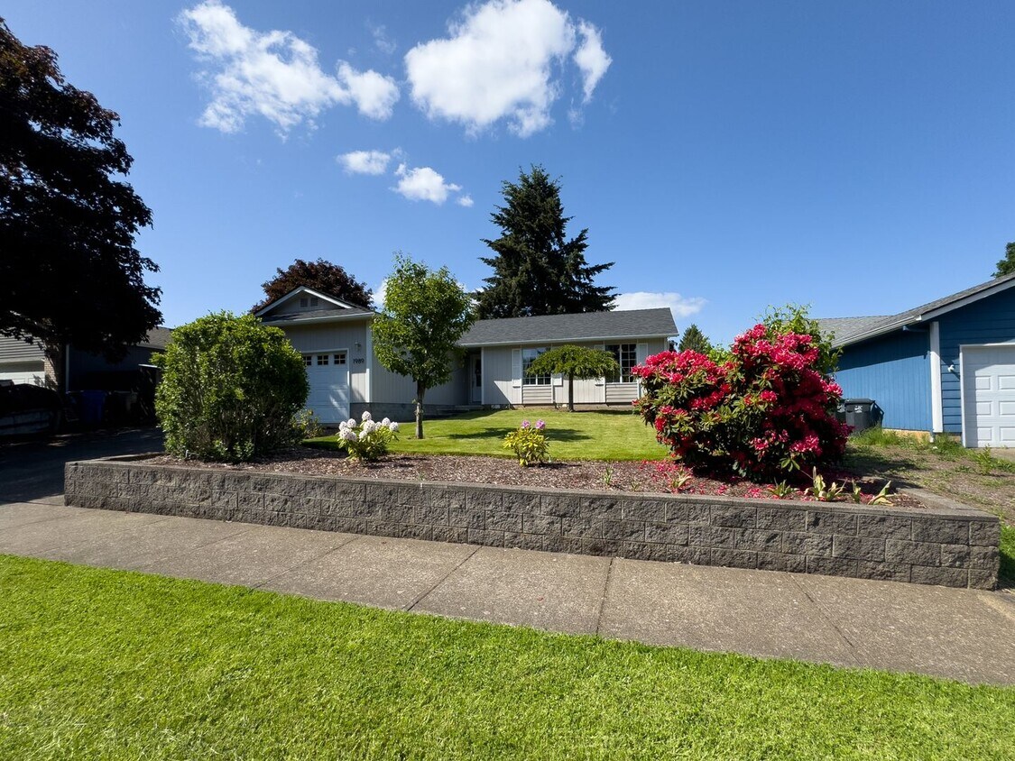 Primary Photo - South Salem 3 bed, 2 bath home with yard i...