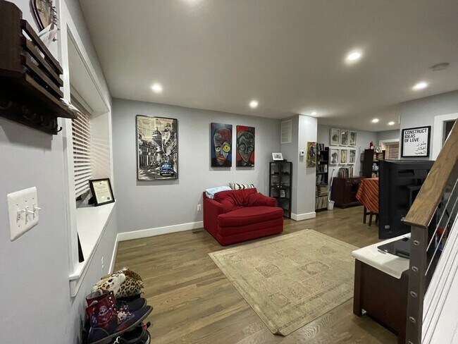 Building Photo - Spacious 2BR Townhouse with Backyard & Bon...
