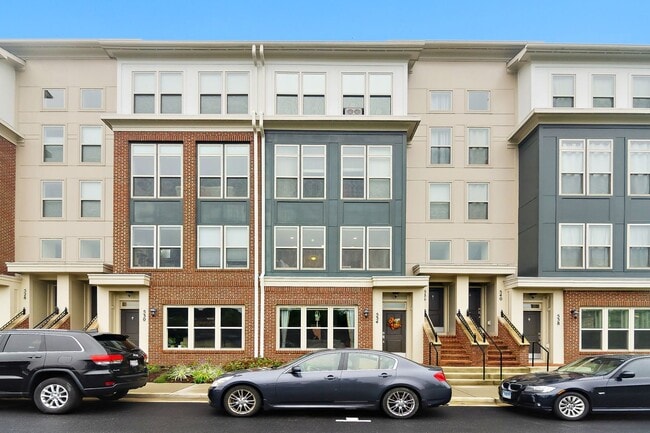 Building Photo - Beautiful and within walking distance to a...