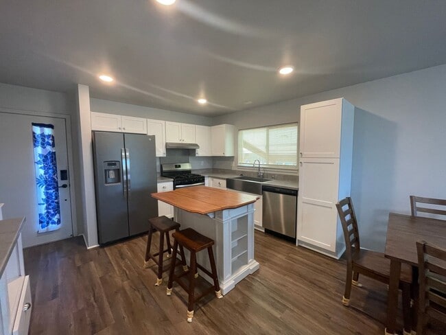 Building Photo - Single-Level 2 bedroom, 1 bathroom home Av...
