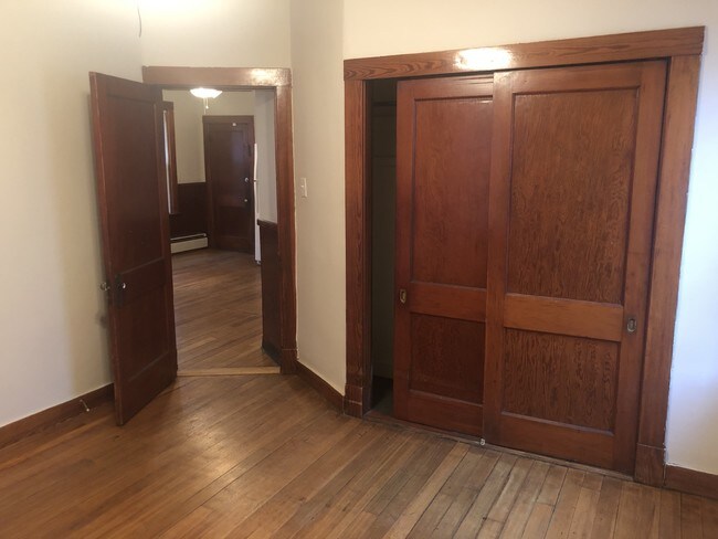 Building Photo - 163 Roberts St