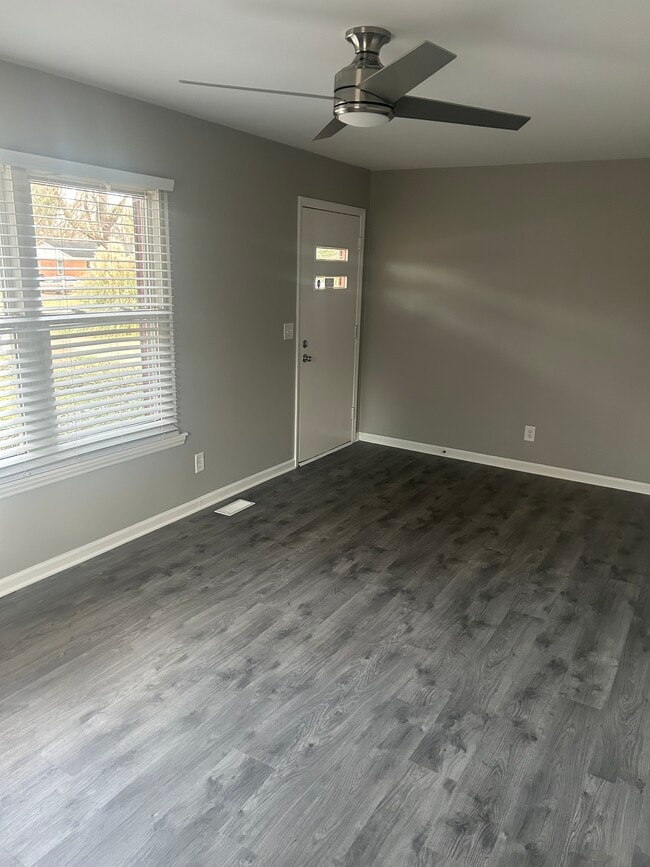 Puerta de entrada / Sala de estar - 102 Greentree Dr