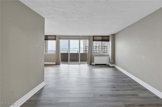 Foto del edificio - 12900 Lake Ave