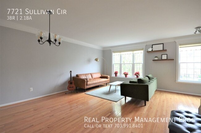 Building Photo - Lovely Sun-Drenched Townhouse in Popular I...