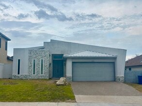 Building Photo - 203 Desert Palm Dr