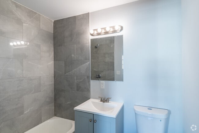 3 habitaciones, 1 baño - 700 pies cuadrados - Baño - 711-719 49th St NE