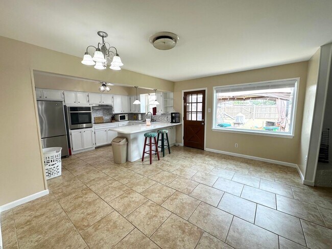 Building Photo - 3 Bed 1.5 Bath Ready to Rent!