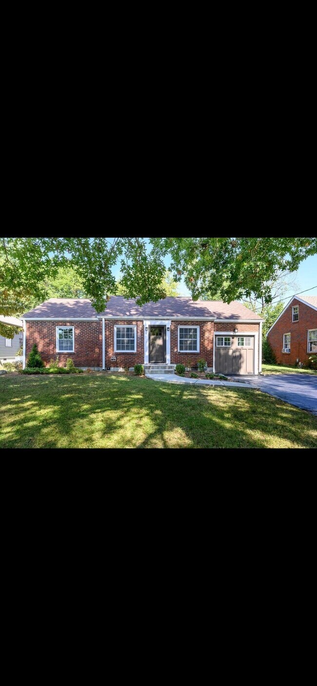Building Photo - 1131 Kenwood Dr