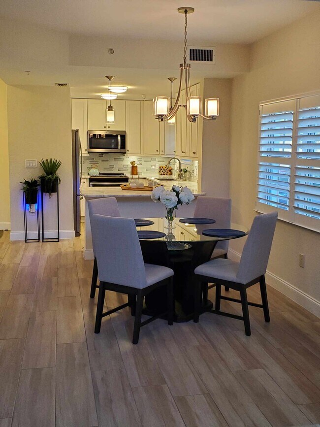 Área de comedor - 4430 Botanical Place Cir