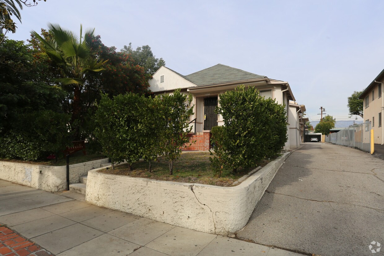 Building Photo - 1239 E Harvard St