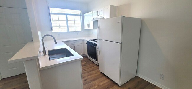 Foto del edificio - GREEN VALLEY CONDO IN  RENOVATED CONDITION