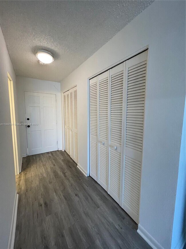 Foto del edificio - 7904 West Dr