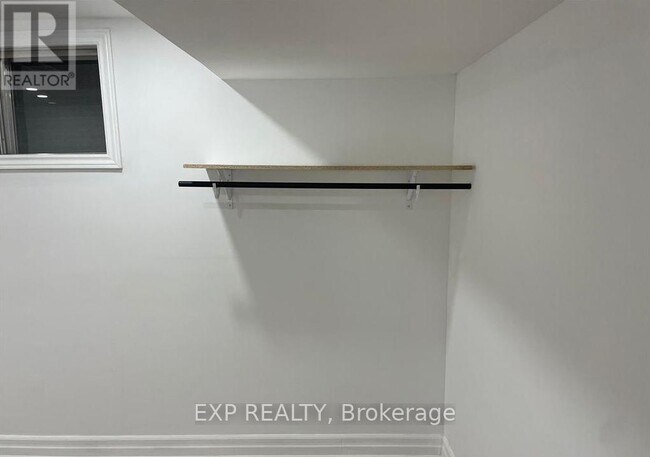 Photo du bâtiment - 208 Willowbrook Rd