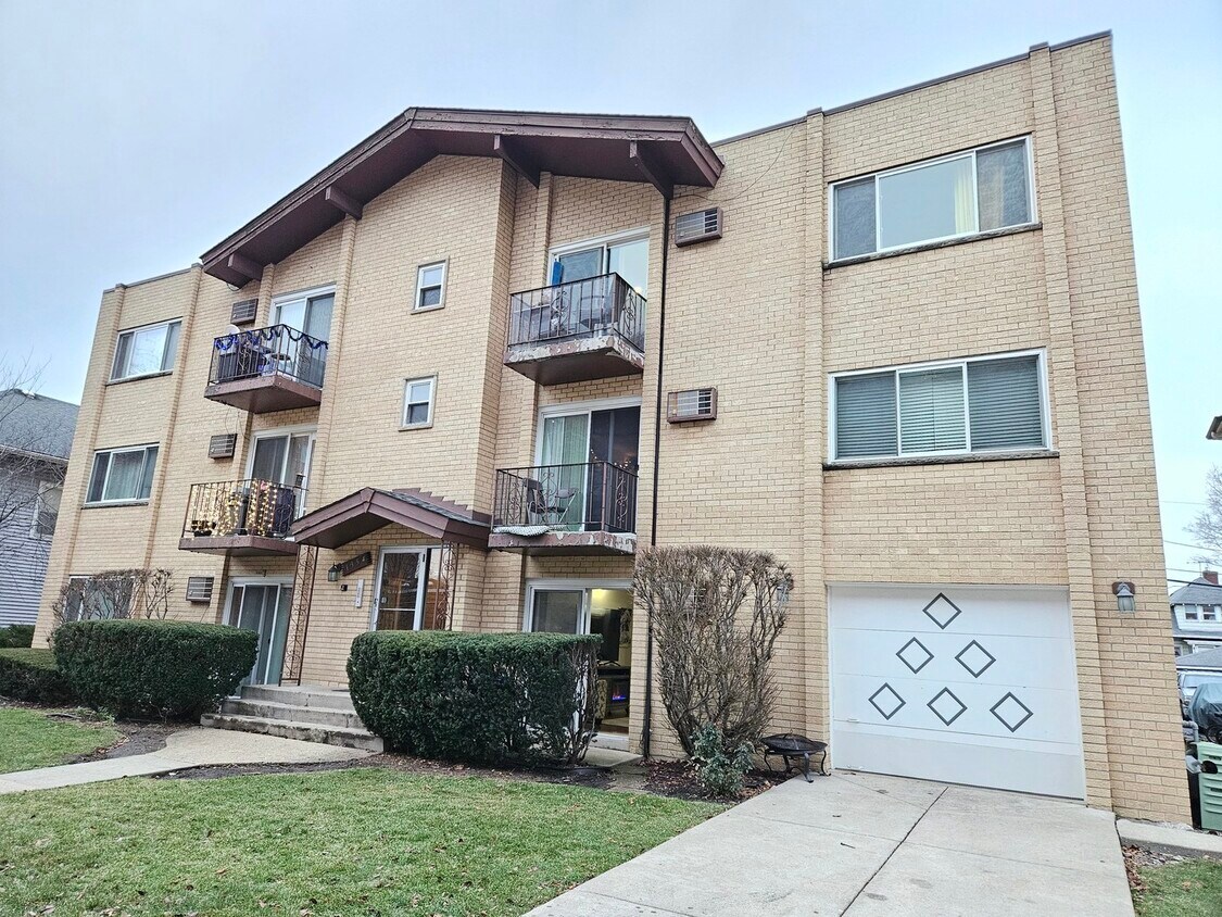 1354 Washington St Unit 102, Des Plaines, IL 60016 Condo for Rent in