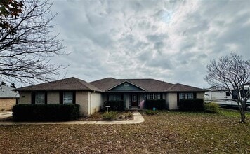 Building Photo - 104 Silk Tree Ln