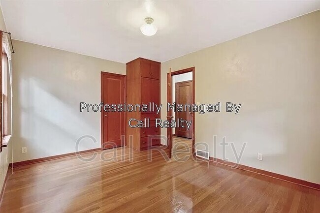Building Photo - 714 E 31st Ave