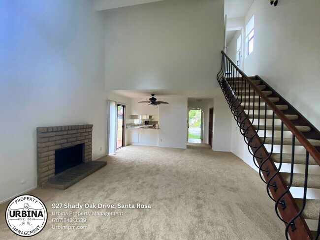 Building Photo - Cute End Unit in Desirable Complex