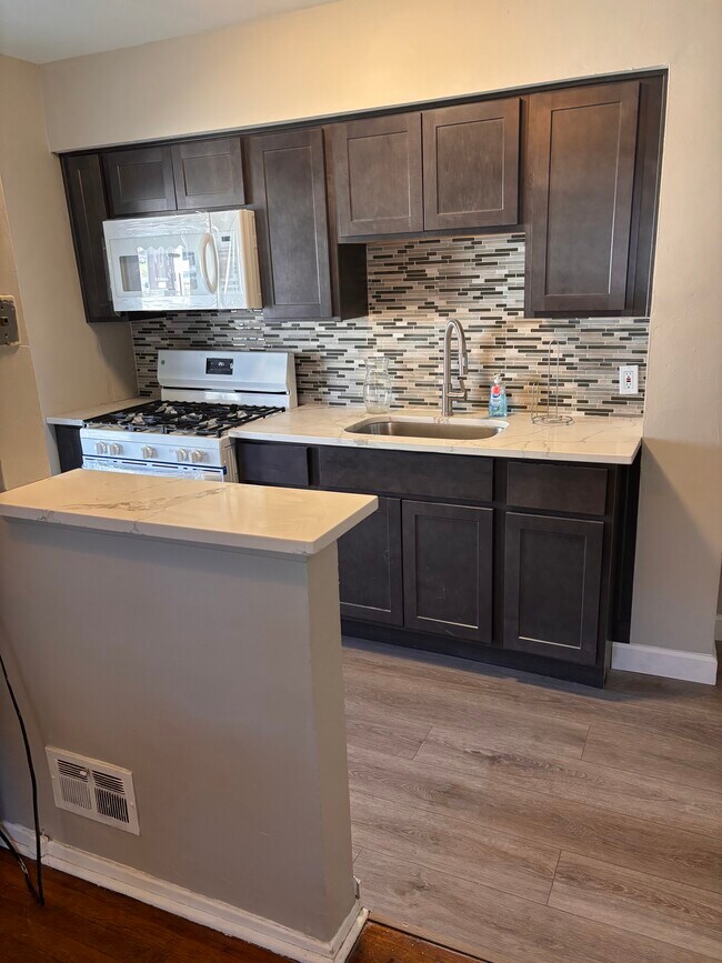 Foto del edificio - 2137 Braddish Ave