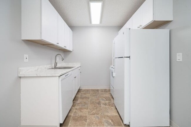 Building Photo - Completely Remodeled | Lower 2-bedroom 1 B...