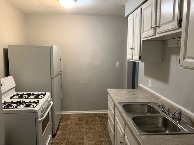 Foto del edificio - Three Bedroom One Bath Home off McGuffey!