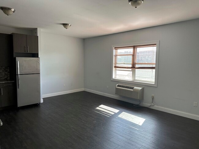 Building Photo - 422-424-424 63rd St