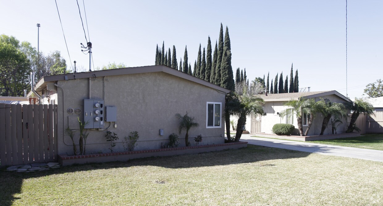 Foto del edificio - 2334-2346 Roberta Ave