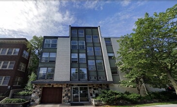 Building Photo - 821 Douglas Ave