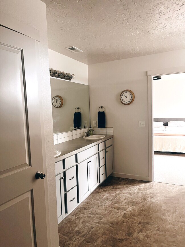 Foto del edificio - 16848 N Breeds Hill Ave