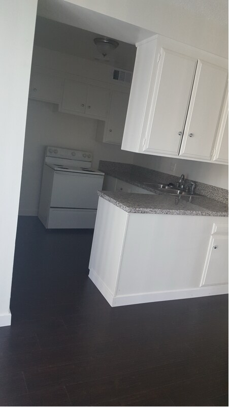 Building Photo - 20880 Ventura Blvd