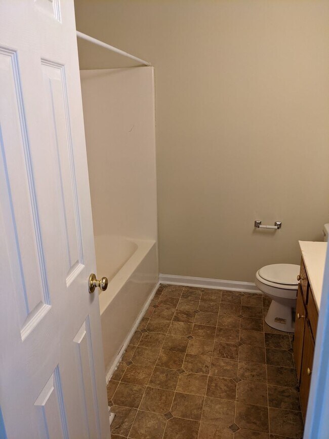 Building Photo - Two bedroom, 1.5 townhouse in Graham (Park...