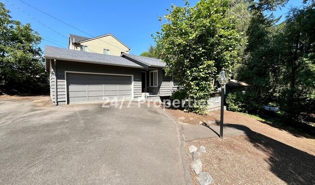 Building Photo - Spacious 4BD I 2BA Home w/ Separate Living...