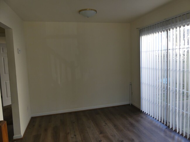 Foto del edificio - Three bedroom Town house with garage with ...