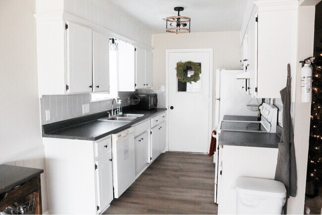 Building Photo - 6406 NW Arrowhead Dr