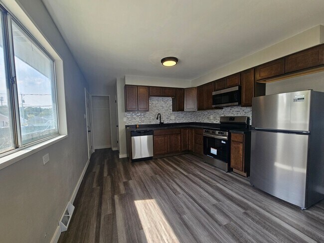Building Photo - NE 3 bedroom 1 bath with garage near shopp...