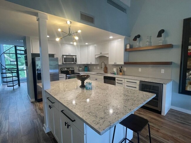 Building Photo - 300 Yacht Club Dr