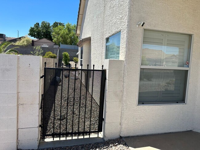 Building Photo - Henderson!!  Solar Panels!! Tankless Hot w...