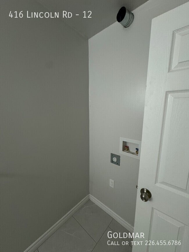 Building Photo - Renovated, Spacious Walkerville 2 Bedroom ...