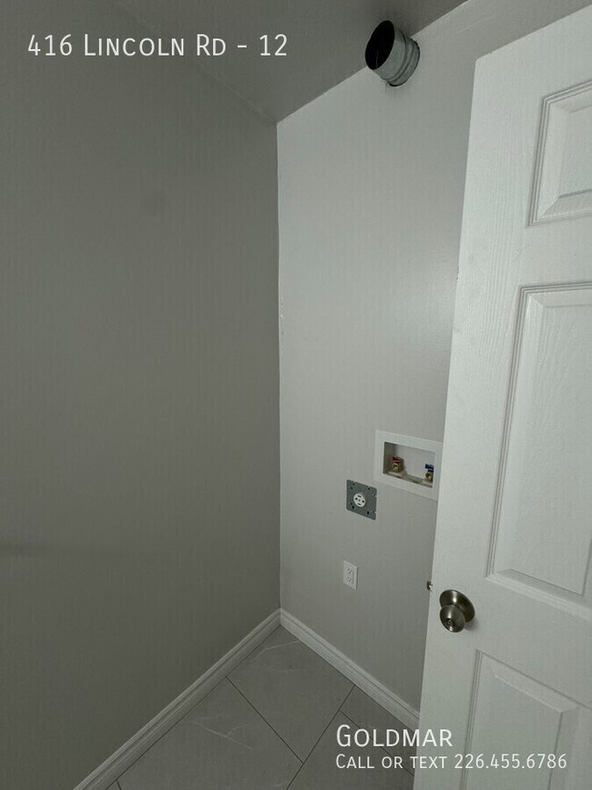 Photo du bâtiment - Renovated, Spacious Walkerville 2 Bedroom ...