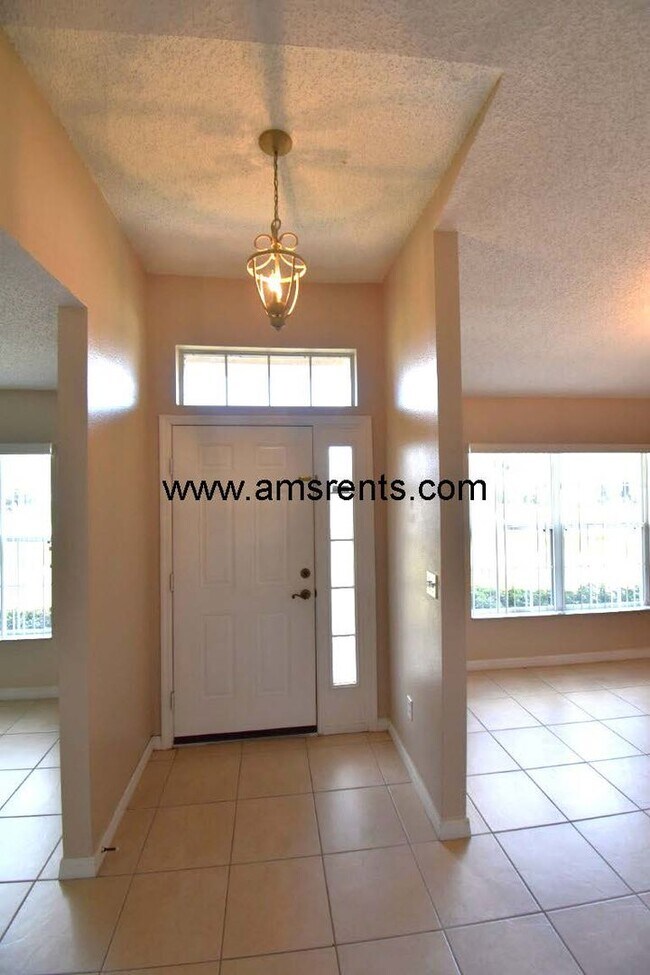 Foto del edificio - Spacious 3 bedroom 2 bath in Poinciana